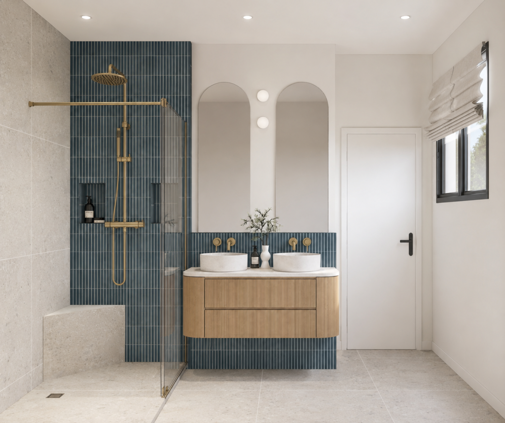 Salle d’eau avec douche vitrée, faïence bleu profond, meuble en bois à double vasque, miroirs arrondis et robinetterie dorée.
