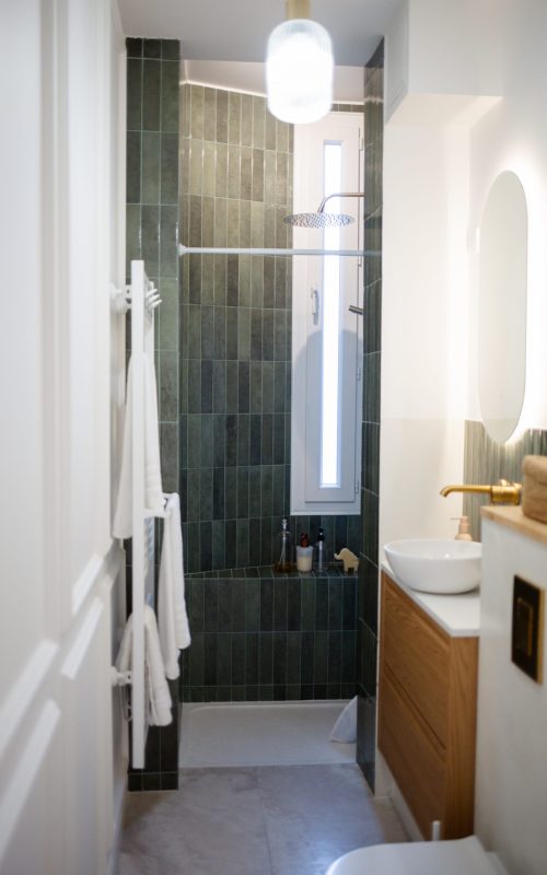 Salle de bain verte au design épuré
